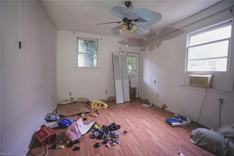 Photo 17 of 18 residential for sale in Portsmouth virginia