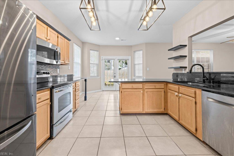 Photo 4 of 32 residential for sale in Chesapeake virginia