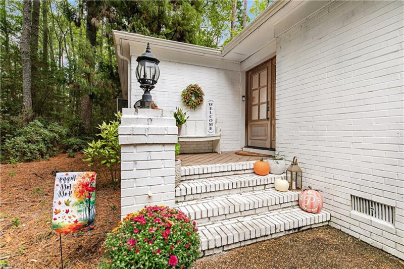 Photo 3 of 35 residential for sale in Gloucester County virginia