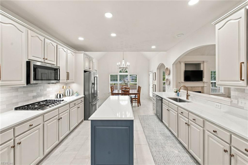 Photo 5 of 39 residential for sale in Chesapeake virginia