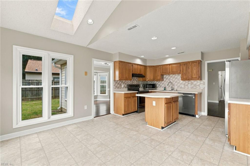 Photo 13 of 36 residential for sale in Hampton virginia
