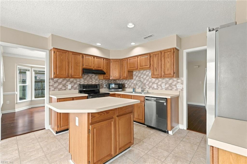 Photo 14 of 36 residential for sale in Hampton virginia