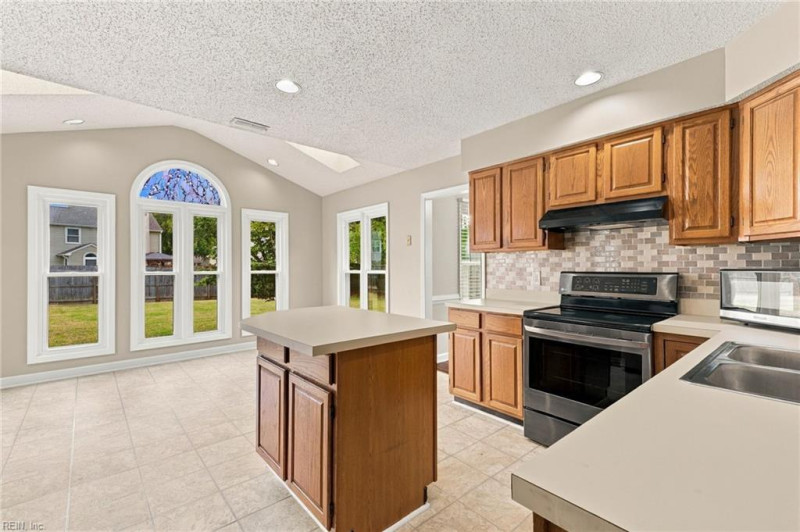 Photo 16 of 36 residential for sale in Hampton virginia