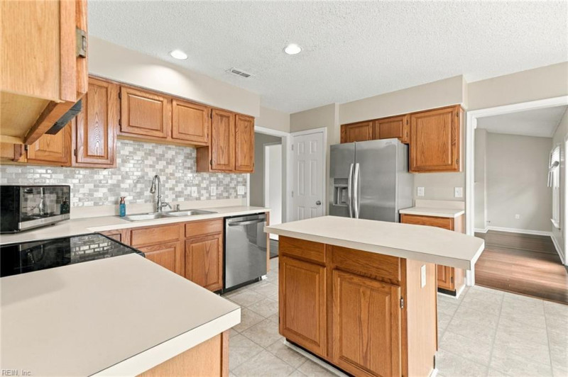 Photo 17 of 36 residential for sale in Hampton virginia