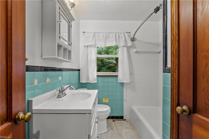 Photo 14 of 32 residential for sale in Chesapeake virginia