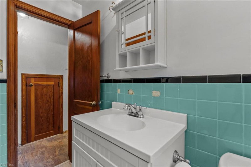 Photo 16 of 32 residential for sale in Chesapeake virginia