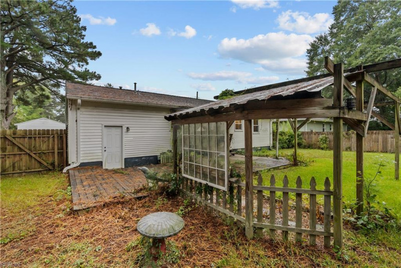 Photo 25 of 32 residential for sale in Chesapeake virginia