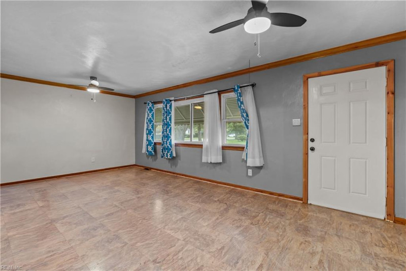 Photo 5 of 32 residential for sale in Chesapeake virginia