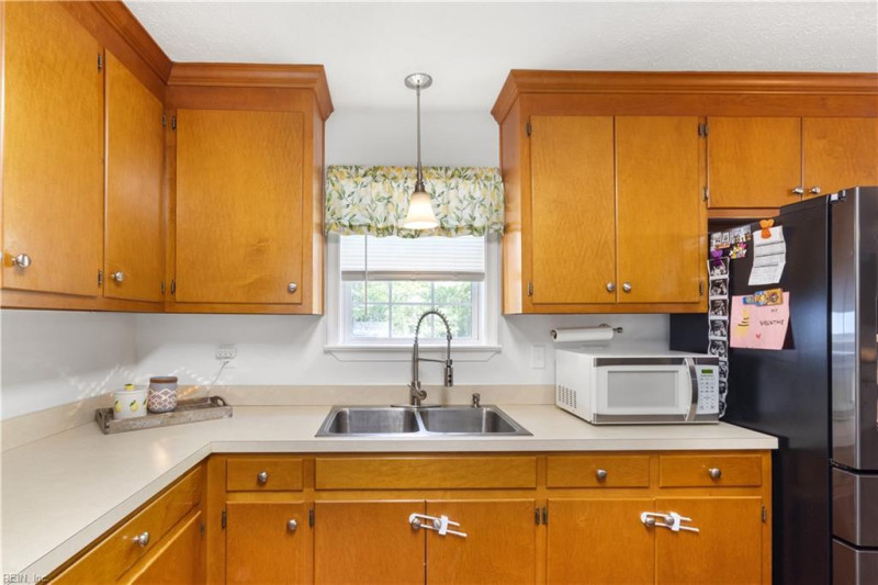 Photo 11 of 39 residential for sale in Gloucester County virginia