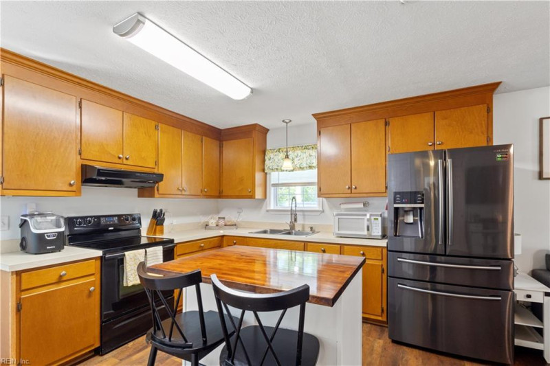 Photo 9 of 39 residential for sale in Gloucester County virginia