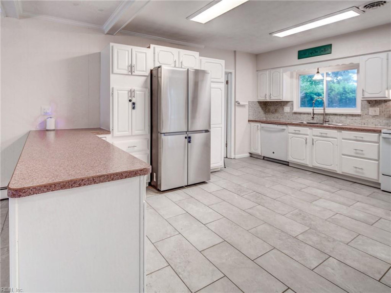 Photo 10 of 50 residential for sale in Chesapeake virginia
