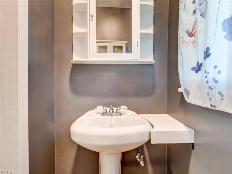 Photo 23 of 50 residential for sale in Chesapeake virginia