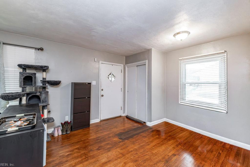 Photo 10 of 47 residential for sale in Portsmouth virginia