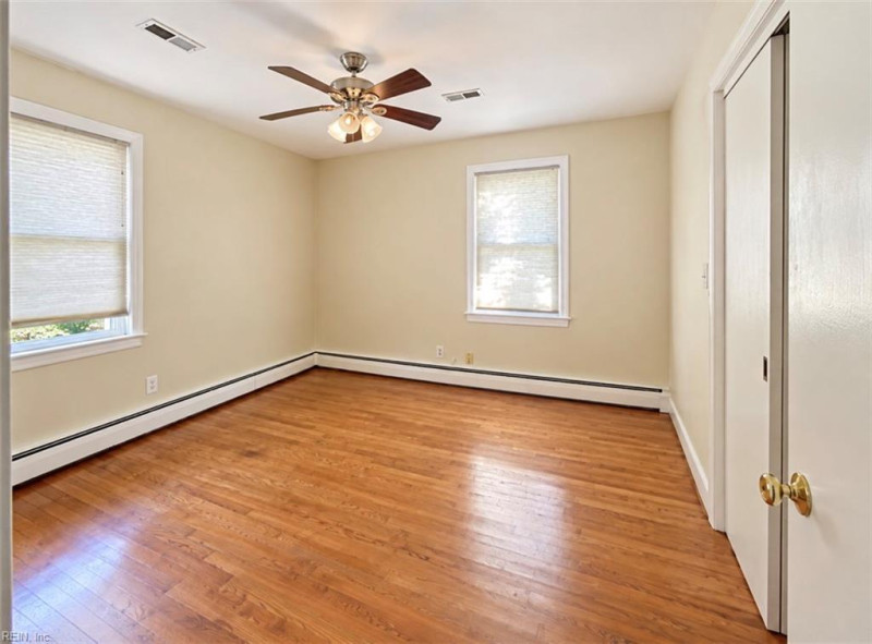 Photo 12 of 32 residential for sale in Chesapeake virginia