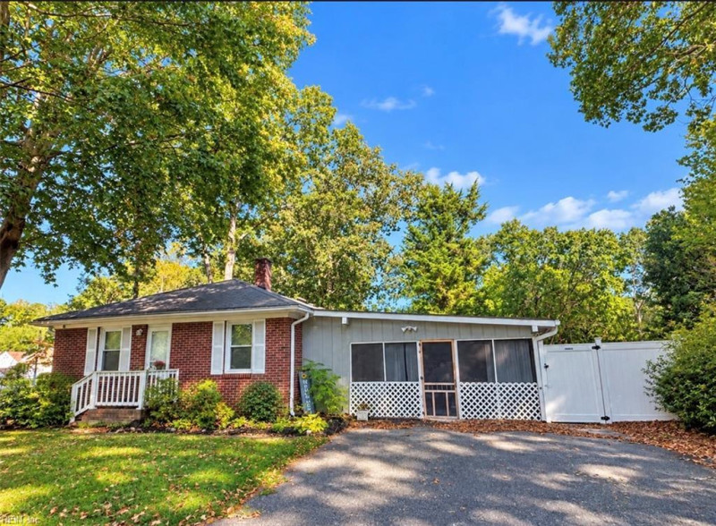 Photo 2 of 32 residential for sale in Chesapeake virginia
