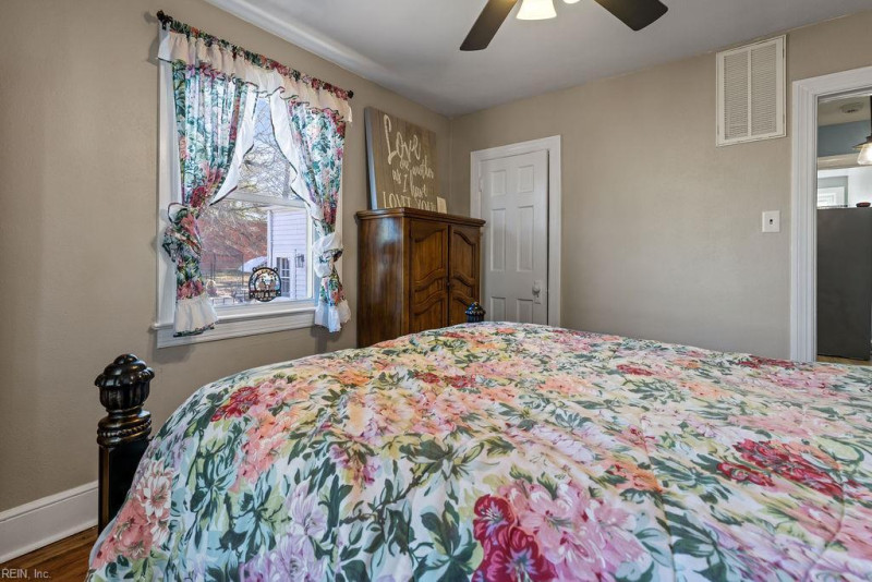 Photo 20 of 37 residential for sale in Franklin virginia