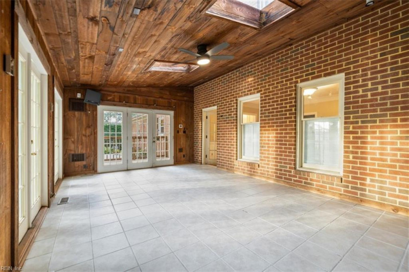 Photo 9 of 38 residential for sale in Chesapeake virginia