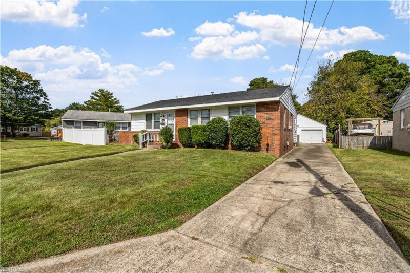 Photo 3 of 36 residential for sale in Chesapeake virginia