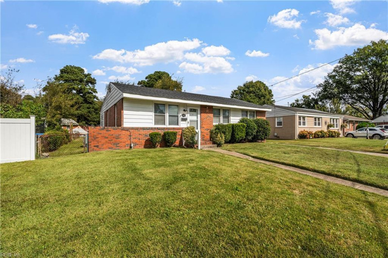 Photo 4 of 36 residential for sale in Chesapeake virginia