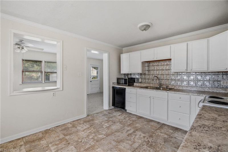 Photo 7 of 36 residential for sale in Chesapeake virginia