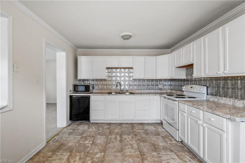 Photo 8 of 36 residential for sale in Chesapeake virginia