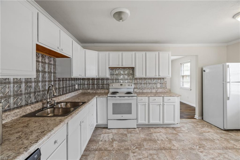 Photo 9 of 36 residential for sale in Chesapeake virginia
