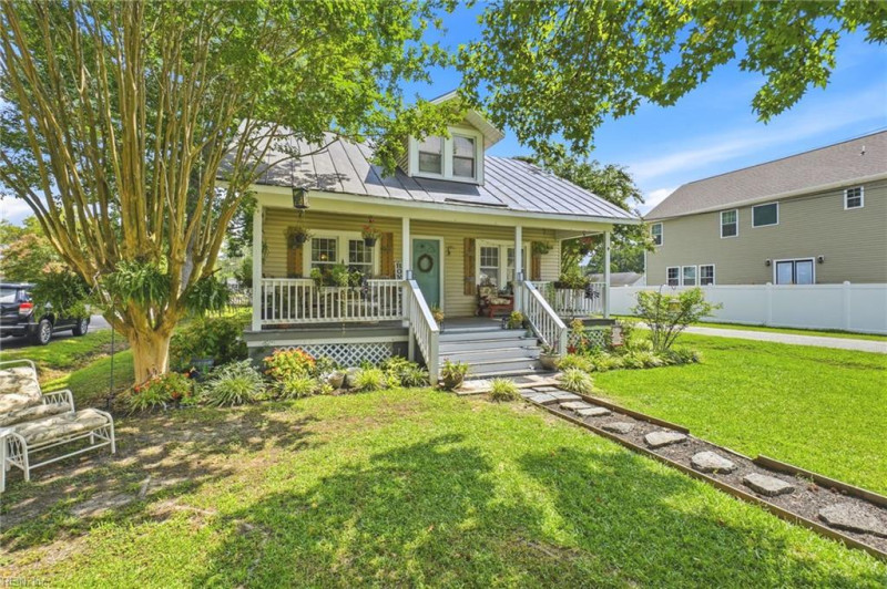 Photo 2 of 32 residential for sale in Chesapeake virginia