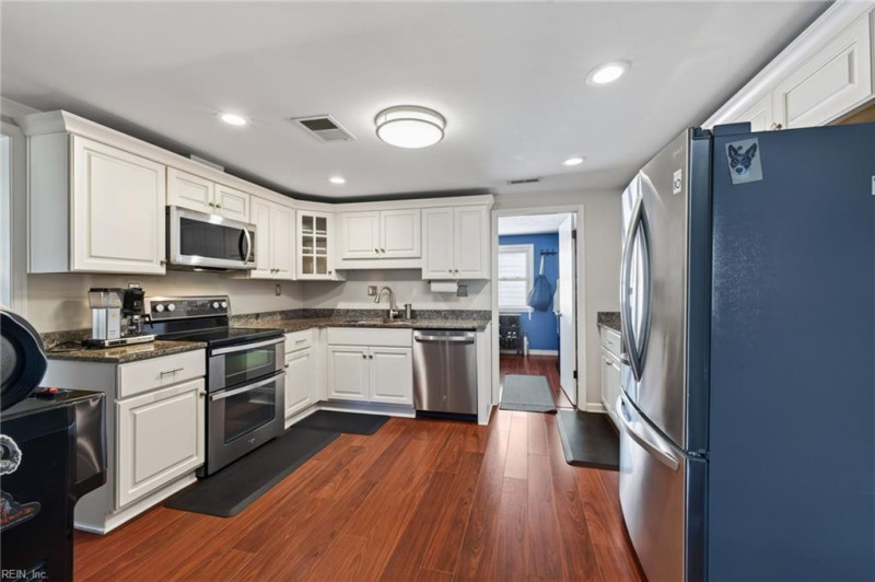 Photo 18 of 41 residential for sale in Chesapeake virginia