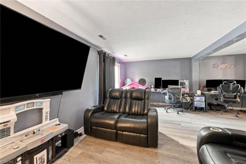 Photo 13 of 31 residential for sale in Hampton virginia