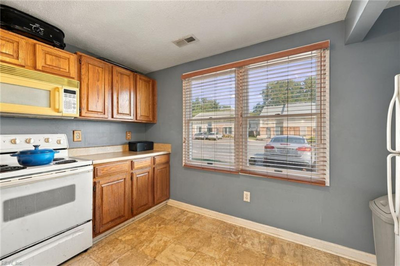 Photo 6 of 31 residential for sale in Hampton virginia