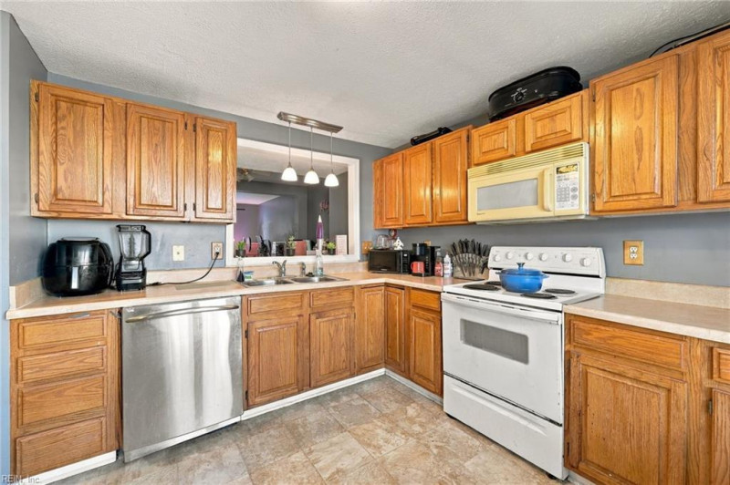 Photo 7 of 31 residential for sale in Hampton virginia