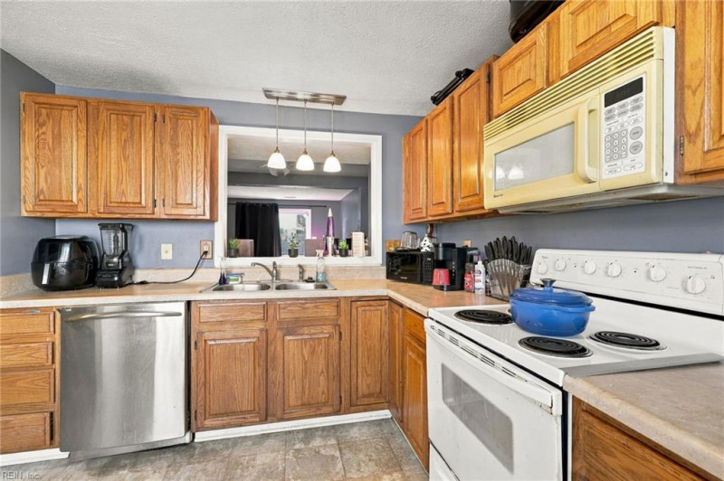 Photo 8 of 31 residential for sale in Hampton virginia