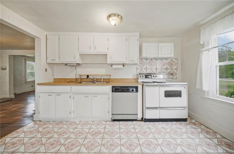 Photo 12 of 39 residential for sale in Virginia Beach virginia