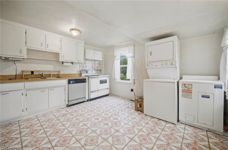 Photo 13 of 39 residential for sale in Virginia Beach virginia