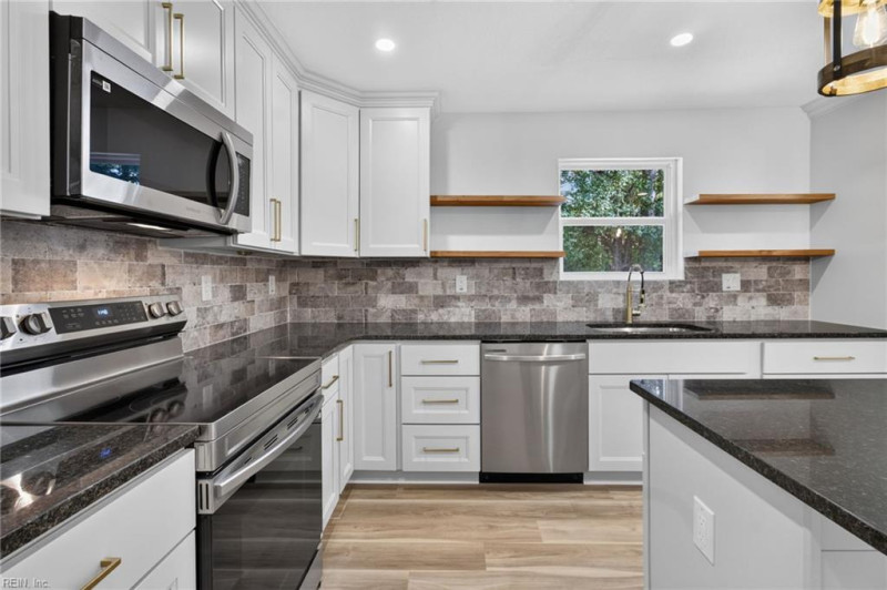 Photo 17 of 36 residential for sale in Portsmouth virginia