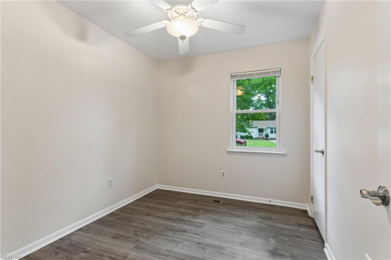 Photo 11 of 46 residential for sale in York County virginia