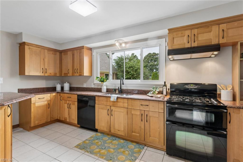 Photo 16 of 50 residential for sale in Hampton virginia