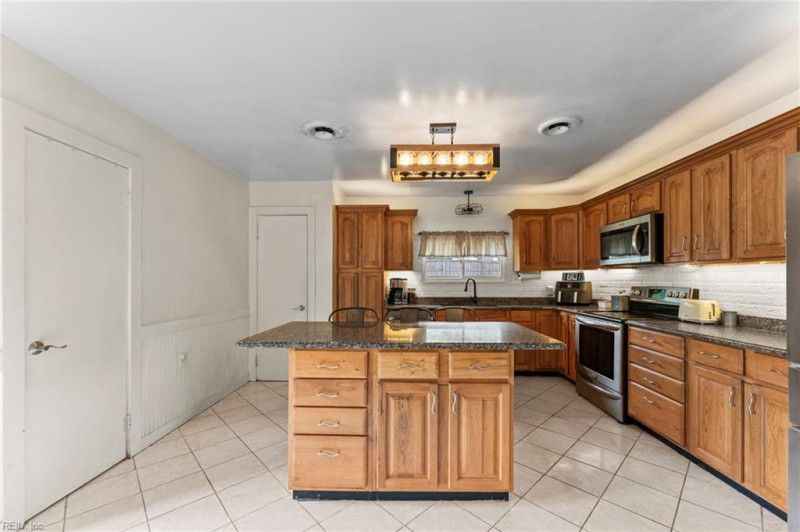 Photo 14 of 47 residential for sale in York County virginia
