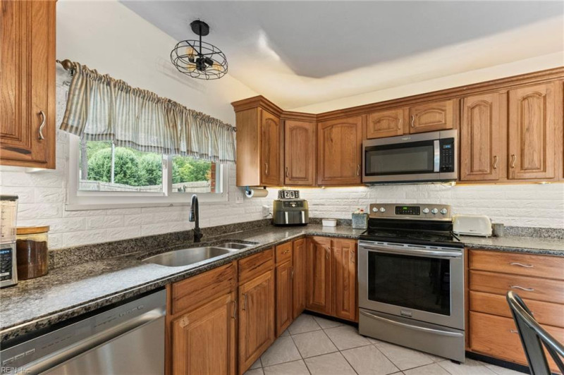 Photo 15 of 47 residential for sale in York County virginia