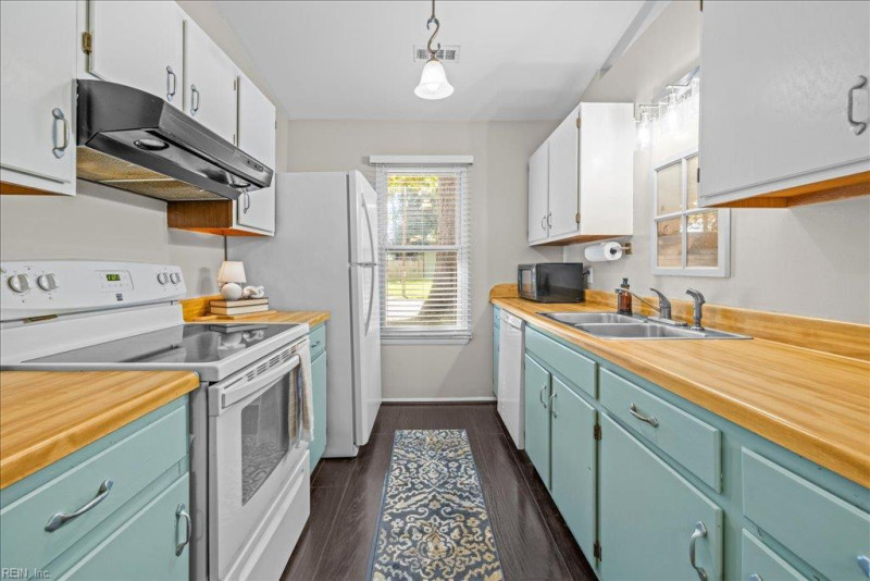 Photo 10 of 26 residential for sale in Virginia Beach virginia