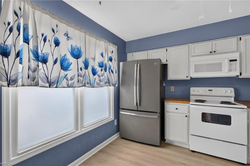 Photo 3 of 23 residential for sale in Virginia Beach virginia