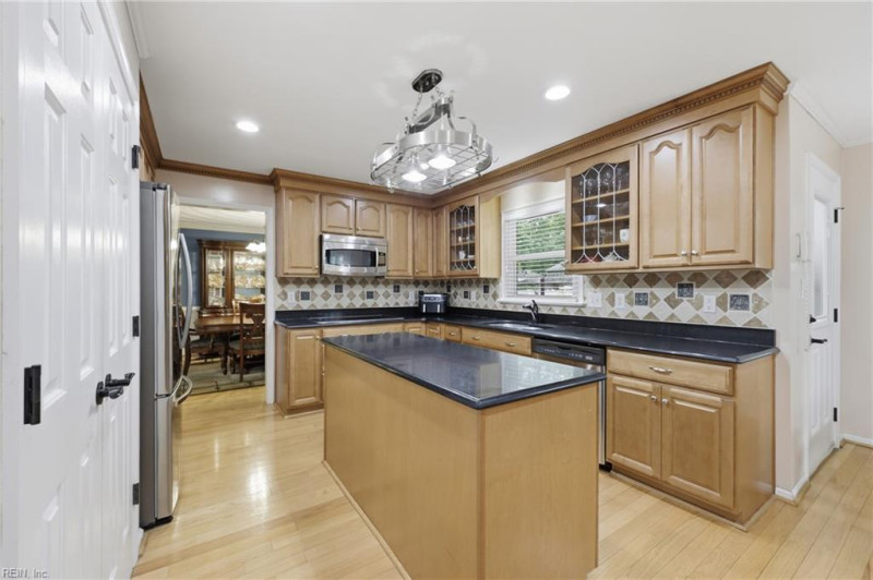 Photo 5 of 46 residential for sale in Chesapeake virginia