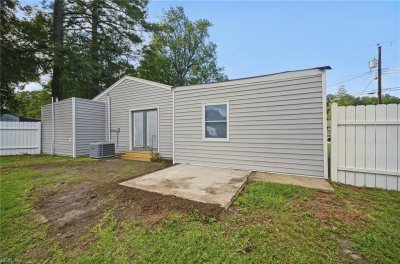 Photo 27 of 38 residential for sale in Portsmouth virginia