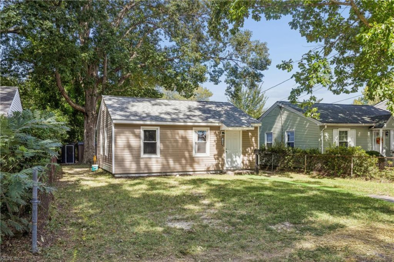 Photo 3 of 28 residential for sale in Hampton virginia