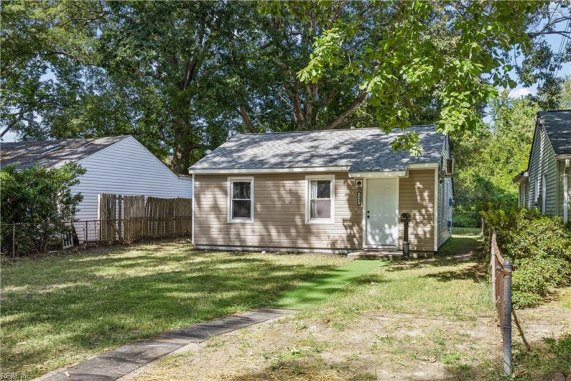 Photo 4 of 28 residential for sale in Hampton virginia