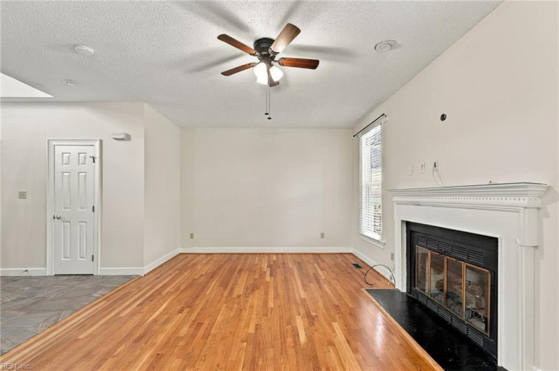 Photo 12 of 37 residential for sale in Virginia Beach virginia
