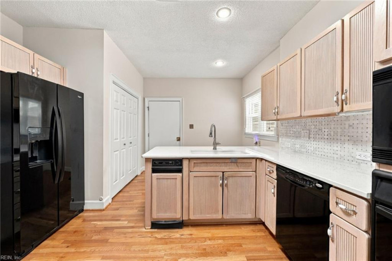 Photo 17 of 37 residential for sale in Virginia Beach virginia