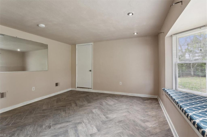 Photo 10 of 33 residential for sale in Virginia Beach virginia