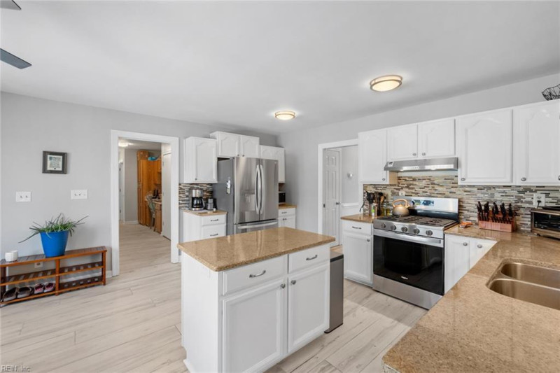 Photo 12 of 49 residential for sale in Chesapeake virginia