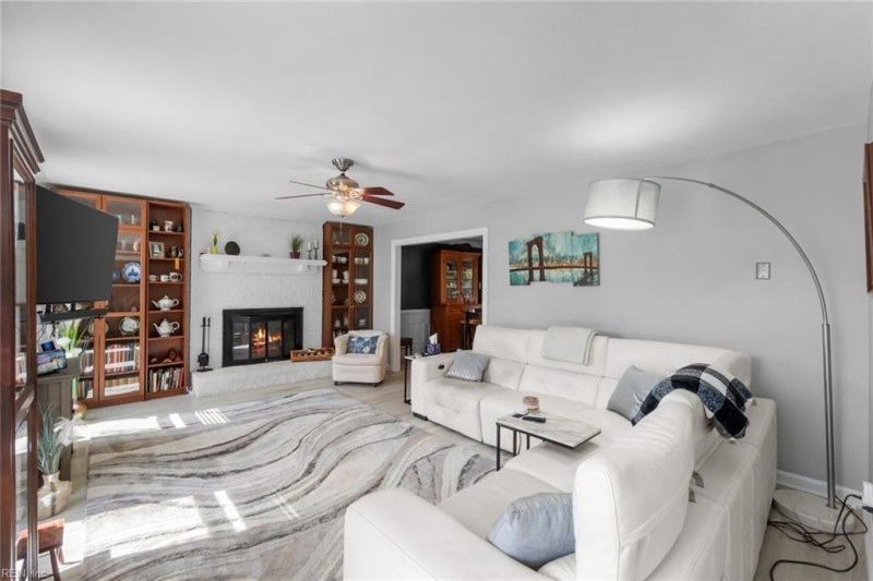 Photo 3 of 49 residential for sale in Chesapeake virginia